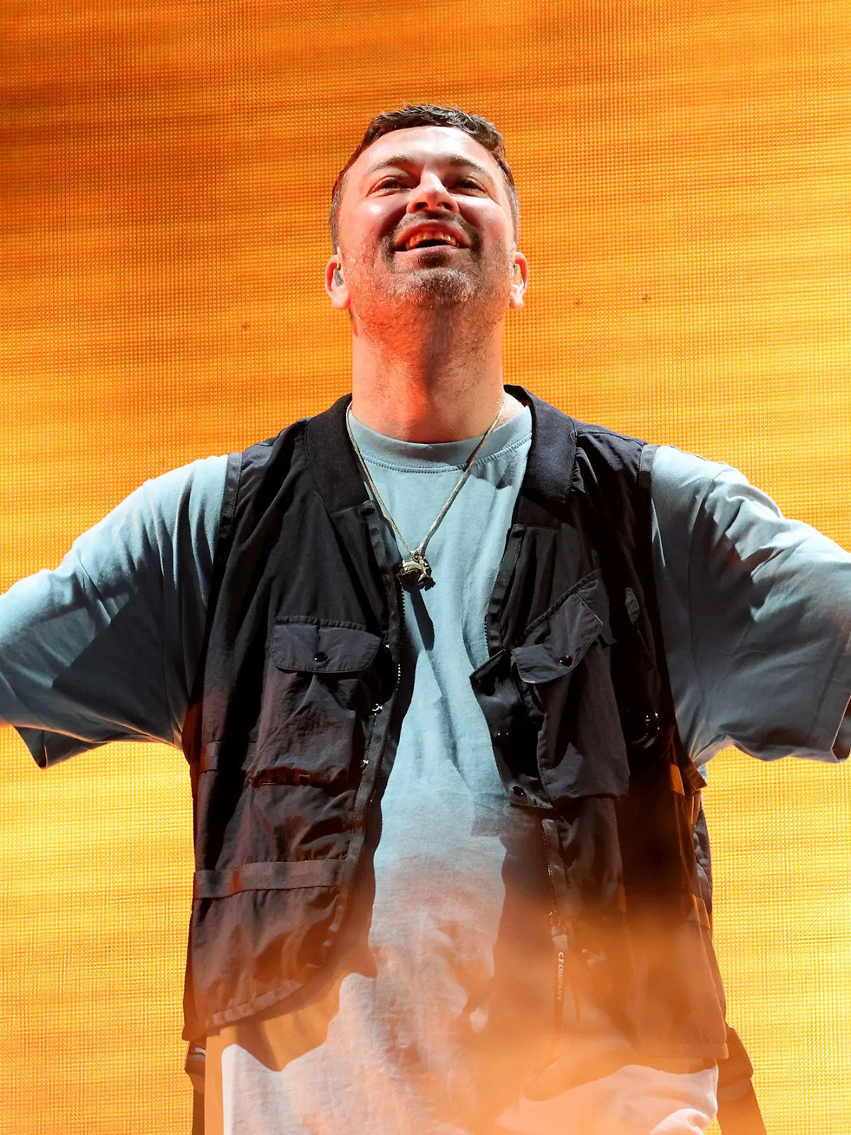 01.09.2023, Mecklenburg-Vorpommern, Rostock: Der deutsche Rapper «Marteria» (bürgerlich Marten Laciny) tritt zum Auftakt seines ersten von zwei Konzerten im Ostseestadion auf. Zu den beiden Stadionkonzerten am Freitag und Samstag werden den Veranstaltern zufolge jeweils etwa 30 000 Fans erwartet. Das Konzert am Freitag war zusätzlich angesetzt worden, nachdem die Karten für das Samstagskonzert binnen einer Stunde ausverkauft waren. Foto: Bernd Wüstneck/dpa +++ dpa-Bildfunk +++