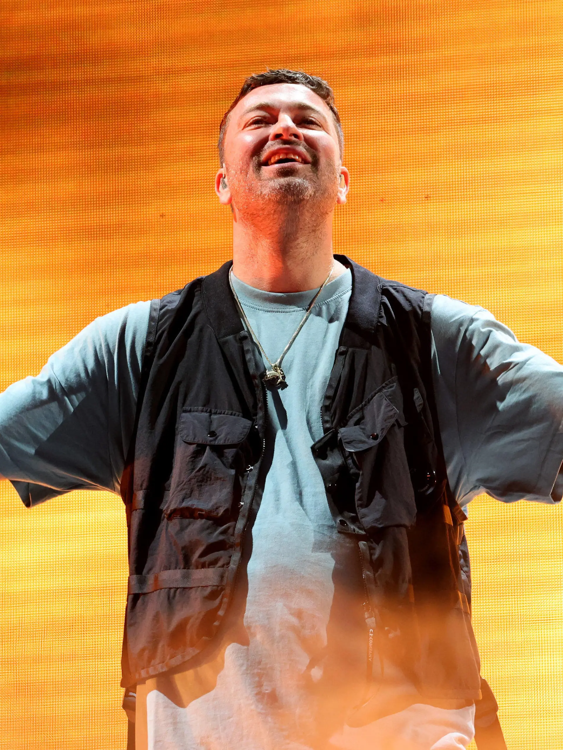 01.09.2023, Mecklenburg-Vorpommern, Rostock: Der deutsche Rapper «Marteria» (bürgerlich Marten Laciny) tritt zum Auftakt seines ersten von zwei Konzerten im Ostseestadion auf. Zu den beiden Stadionkonzerten am Freitag und Samstag werden den Veranstaltern zufolge jeweils etwa 30 000 Fans erwartet. Das Konzert am Freitag war zusätzlich angesetzt worden, nachdem die Karten für das Samstagskonzert binnen einer Stunde ausverkauft waren. Foto: Bernd Wüstneck/dpa +++ dpa-Bildfunk +++