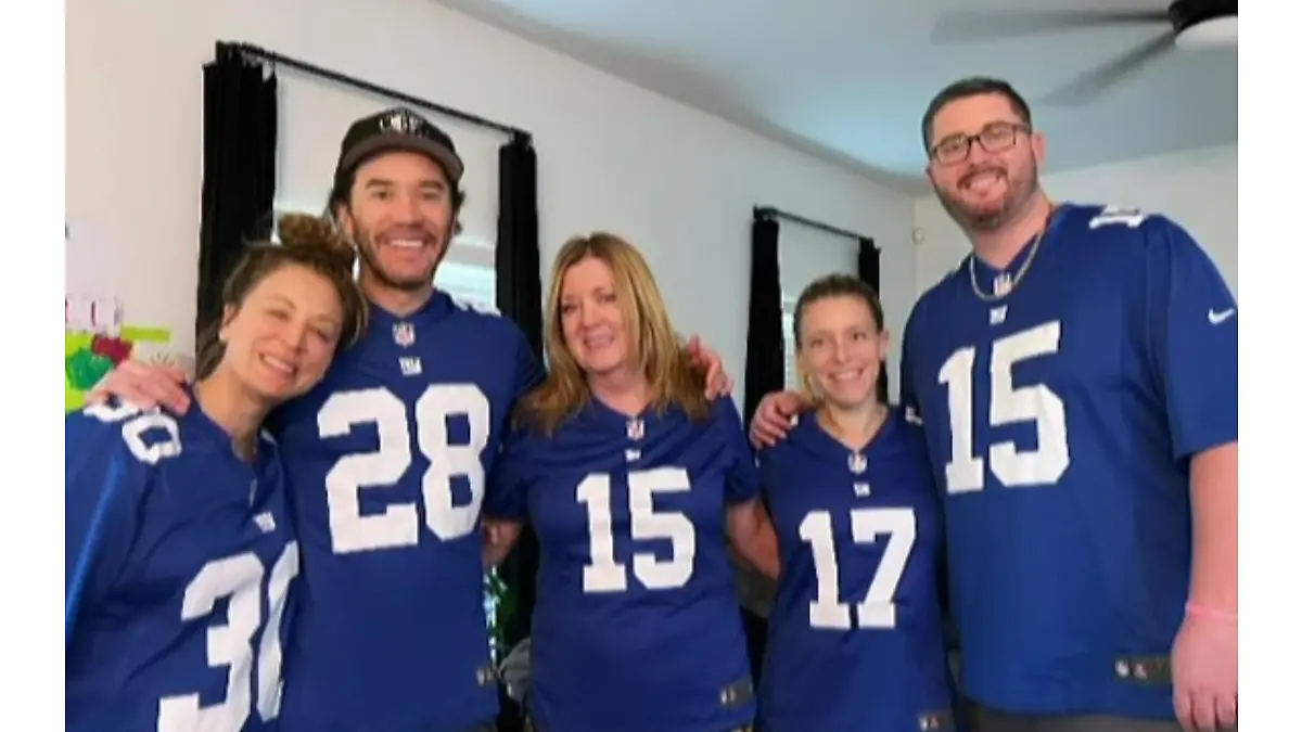 Kaley Cuoco mit ihrem Mann, seiner Mutter Laurie, seinem Bruder Robert samt Frau