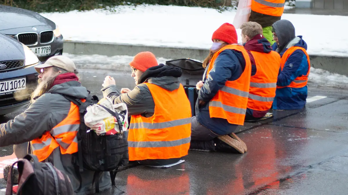 Am 21.12.2022 blockierten neun Klimakleber die Ampfingerstraße Ecke Berg-am-Laim-Straße in München. Ein Autofahrer war besonders aggressiv und griff sowohl Klimakleber als auch wiederholt Pressevertreter*innen an. Die Letzte Generation demonstriert für die Wiedereinführung des Neun-Euro-Ticket und ein Tempolimit von 100 km/h auf Autobahnen. -- On December 21st, 2022 9 Last Generation activists blocked a road in Munich, Germany. One driver attacked the activists and two journalists. The LastGen protests for the re-introduction of the 9-euro-ticket for public transport and a speed limit of 100 km/h on highways.