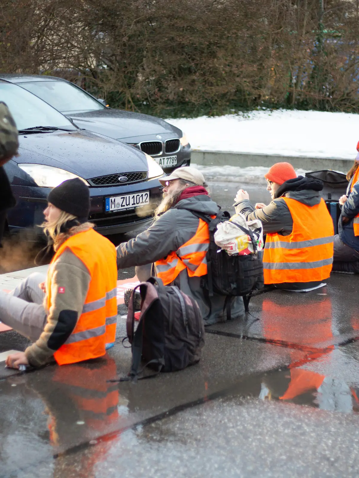 Am 21.12.2022 blockierten neun Klimakleber die Ampfingerstraße Ecke Berg-am-Laim-Straße in München. Ein Autofahrer war besonders aggressiv und griff sowohl Klimakleber als auch wiederholt Pressevertreter*innen an. Die Letzte Generation demonstriert für die Wiedereinführung des Neun-Euro-Ticket und ein Tempolimit von 100 km/h auf Autobahnen. -- On December 21st, 2022 9 Last Generation activists blocked a road in Munich, Germany. One driver attacked the activists and two journalists. The LastGen protests for the re-introduction of the 9-euro-ticket for public transport and a speed limit of 100 km/h on highways.