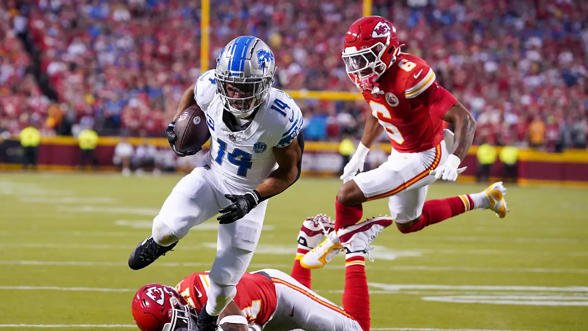 NFL, American Football Herren, USA Detroit Lions at Kansas City Chiefs Sep 7, 2023 Kansas City, Missouri, USA Detroit Lions wide receiver Amon-Ra St. Brown 14 scores a touchdown as Kansas City Chiefs safety Mike Edwards 21 and safety Bryan Cook 6 miss the tackle during the first half at GEHA Field at Arrowhead Stadium. Kansas City GEHA Field at Arrowhead Stadium Missouri USA, EDITORIAL USE ONLY PUBLICATIONxINxGERxSUIxAUTxONLY Copyright: xDennyxMedleyx 20230907_szo_sm8_0085