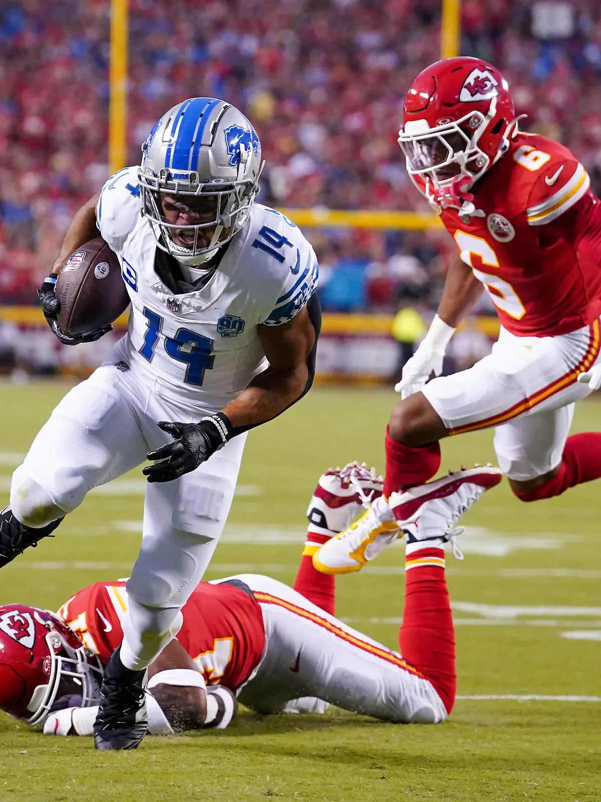 NFL, American Football Herren, USA Detroit Lions at Kansas City Chiefs Sep 7, 2023 Kansas City, Missouri, USA Detroit Lions wide receiver Amon-Ra St. Brown 14 scores a touchdown as Kansas City Chiefs safety Mike Edwards 21 and safety Bryan Cook 6 miss the tackle during the first half at GEHA Field at Arrowhead Stadium. Kansas City GEHA Field at Arrowhead Stadium Missouri USA, EDITORIAL USE ONLY PUBLICATIONxINxGERxSUIxAUTxONLY Copyright: xDennyxMedleyx 20230907_szo_sm8_0085
