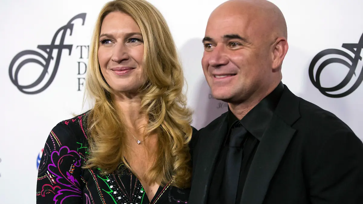 ARCHIV - 21.10.2017, Kanada, Vancouver: Die ehemalige deutsche Tennisspielerin Steffi Graf und ihr US-amerikanischer Ehemann Andre Agassi kommen zur David Foster Foundation 30th Anniversary Miracle Gala and Concert. (zu dpa "Liebesgeschichte von Steffi Graf und Andre Agassi wird verfilmt") Foto: Darryl Dyck/The Canadian Press/AP/dpa +++ dpa-Bildfunk +++
