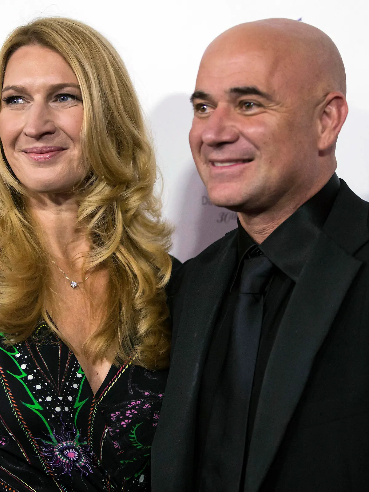 ARCHIV - 21.10.2017, Kanada, Vancouver: Die ehemalige deutsche Tennisspielerin Steffi Graf und ihr US-amerikanischer Ehemann Andre Agassi kommen zur David Foster Foundation 30th Anniversary Miracle Gala and Concert. (zu dpa "Liebesgeschichte von Steffi Graf und Andre Agassi wird verfilmt") Foto: Darryl Dyck/The Canadian Press/AP/dpa +++ dpa-Bildfunk +++