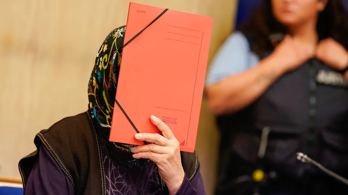 08.09.2023, Baden-Württemberg, Mannheim: Die Angeklagte sitzt im Verhandlungssaal des Landgerichts. Sie soll einer Mitpatientin im selben Krankenhauszimmer das Sauerstoffgerät abgestellt haben, um
ohne Störung schlafen zu können. Das Opfer geriet in Lebensgefahr und ist mittlerweile tot. Die Angeklagte muss sich nun vor Gericht wegen des Verdachts des versuchten Mordes verantworten. Foto: Uwe Anspach/dpa +++ dpa-Bildfunk +++