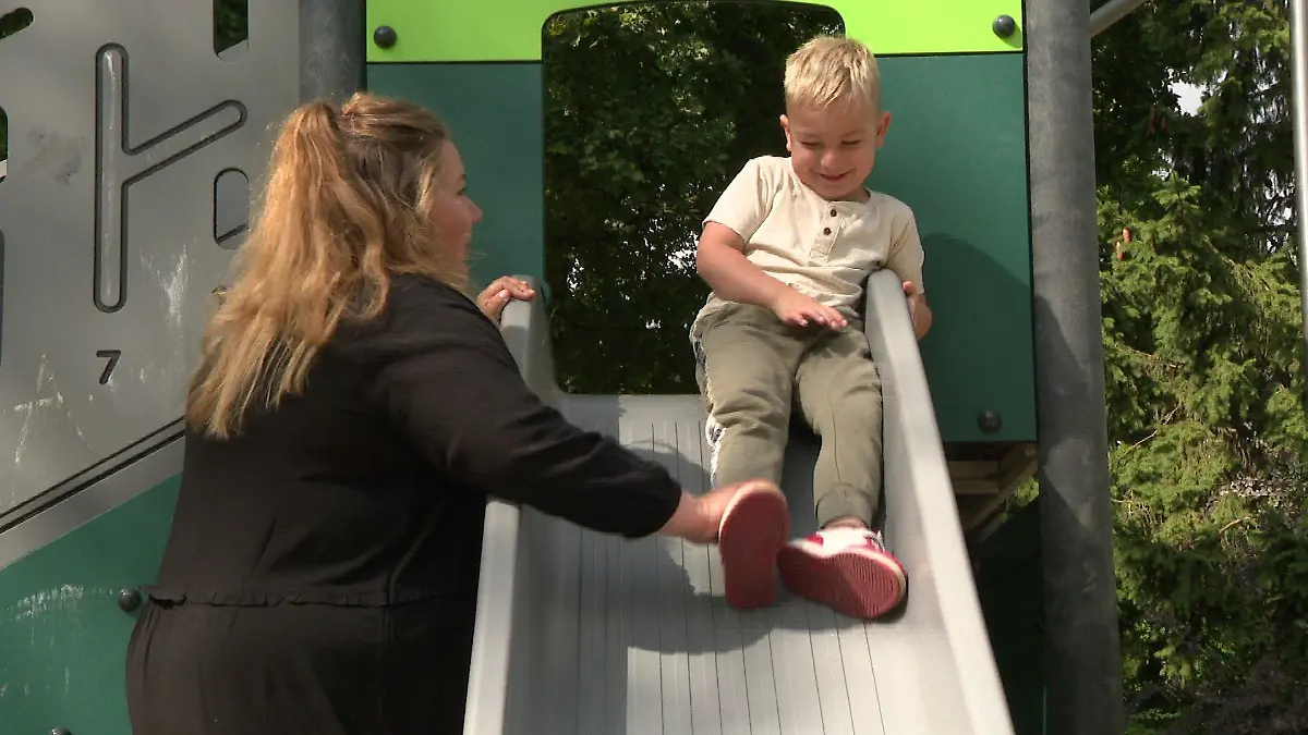 Beim gemeinsamen Spielen können Luan und seine Mutter die Sorgen kurz vergessen.
