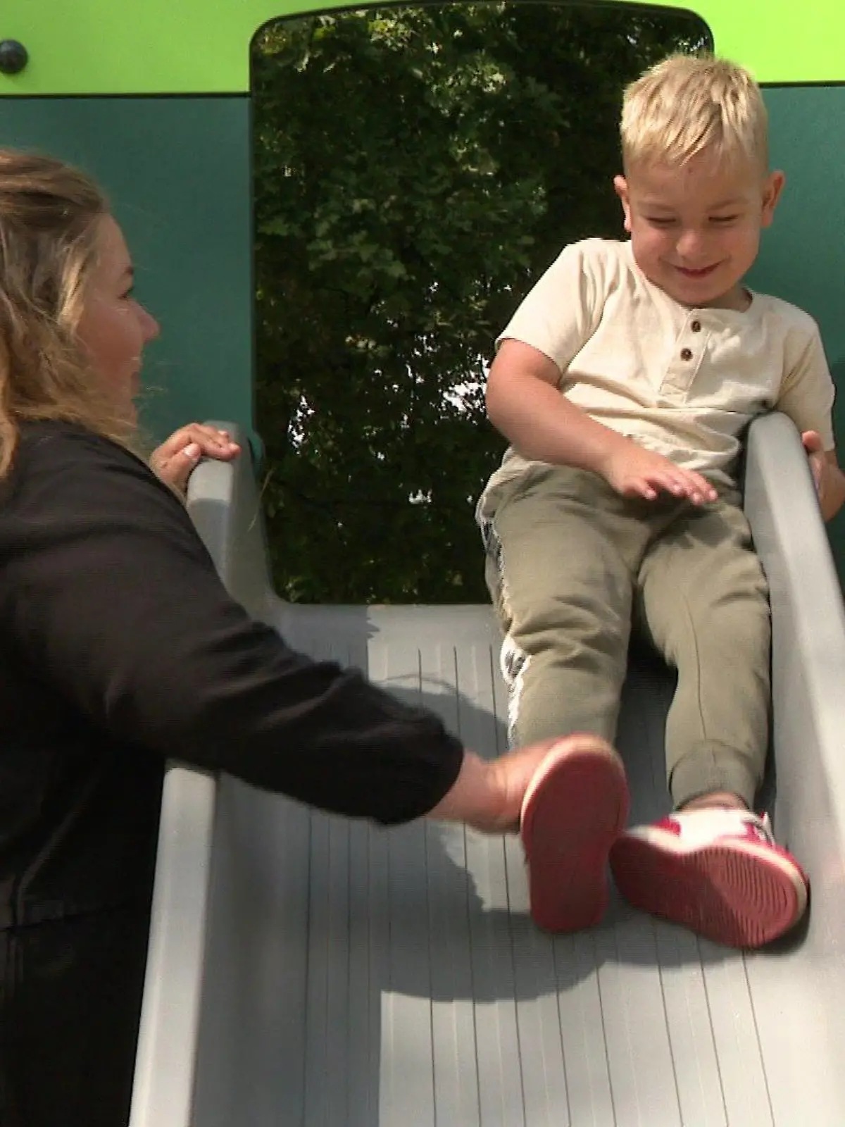 Beim gemeinsamen Spielen können Luan und seine Mutter die Sorgen kurz vergessen.