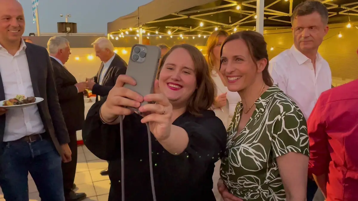 Ricarda Lang und GZSZ-Star Ulrike Frank auf dem RTL-Sommerfest. Ein Selfie muss sein!