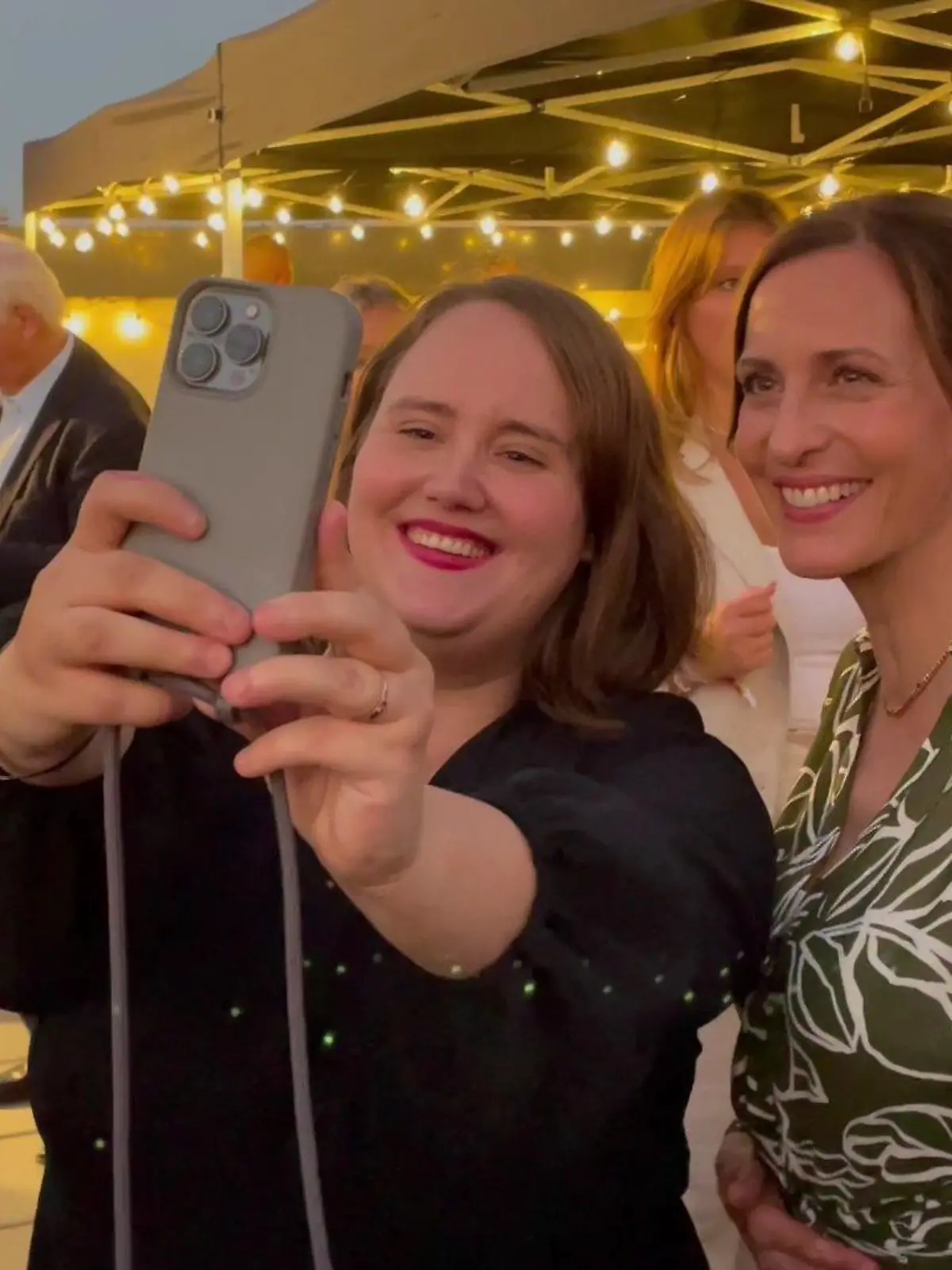 Ricarda Lang und GZSZ-Star Ulrike Frank auf dem RTL-Sommerfest. Ein Selfie muss sein!