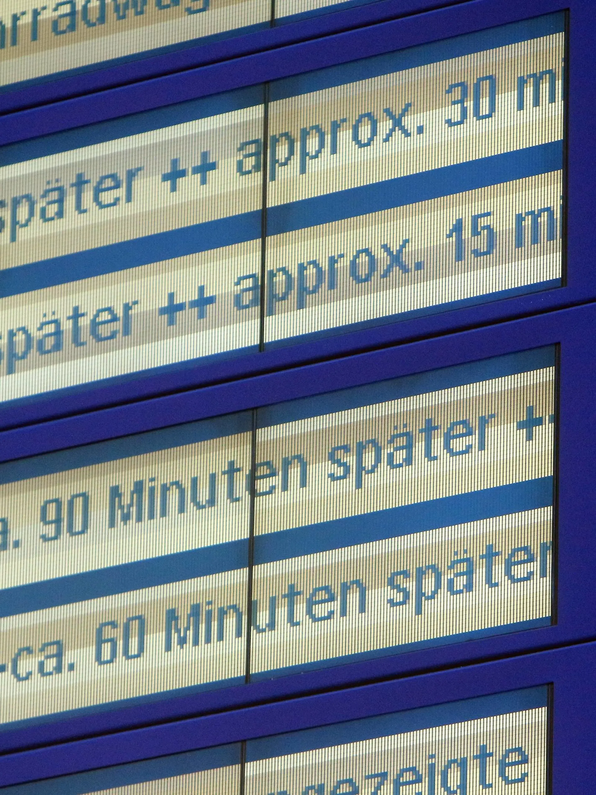 Nach den Brandanschlägen auf die Fernverkehrstrasse zwischen Berlin und Hamburg sowie Hannover kam es am Samstag zu erheblichen Verzögerungen, Zugausfällen und Umleitungen von und nach Berlin. Anzeigetafel mit Verspätungen im Hauptbahnhof Berlin, Deutschland

after the Arson attacks on the Fernverkehrstraße between Berlin and Hamburg and Hanover came it at Saturday to significant Delays Cancellations and Diversions from and after Berlin Scoreboard with Delays in Central Station Berlin Germany  