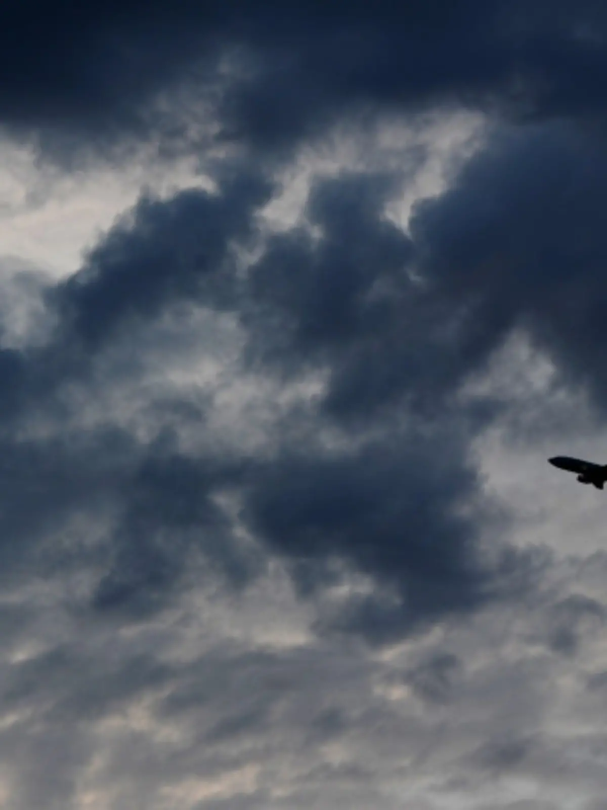 Ein Flugzeug fliegt am Dienstagabend (08.06.2010) vor einem wolkenverhangenen Himmel über Düsseldorf hinweg. Für Mittwoch sagen die Meteorologen weiterhin unbeständiges Wetter mit Gewittern und Starkregen voraus. Örtliche bestehe Unwettergefahr. Foto: Julian Stratenschulte dpa/lnw  +++(c) dpa - Bildfunk+++