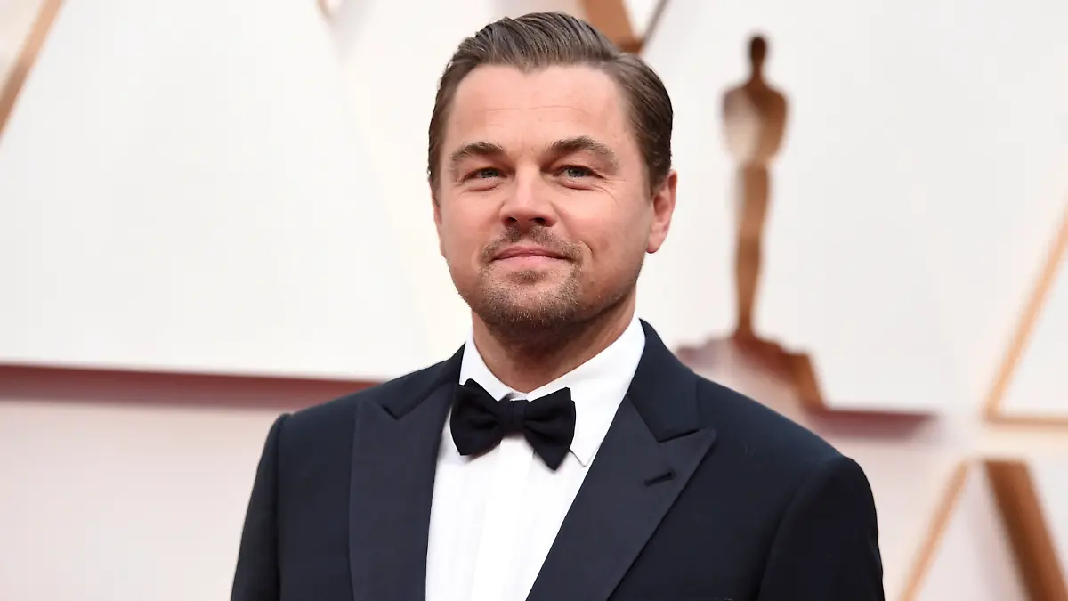 ARCHIV - 09.02.2020, USA, Los Angeles: Schauspieler Leonardo DiCaprio kommt zu der 92. Verleihung der Academy Awards in das Dolby Theatre. Oscar-Preisträger Leonardo DiCaprio (46, «The Revenant - Der Rückkehrer») könnte bald in der Rolle eines mörderischen Sektenanführers vor der Kamera stehen. Der Schauspieler verhandelt um die Hauptrolle in dem geplanten Drama um den US-Prediger Jim Jones, der 1978 im Dschungel des südamerikanischen Landes Guyana einen der größten Massensuizide auslöste. Foto: Jordan Strauss/Invision/AP/dpa +++ dpa-Bildfunk +++