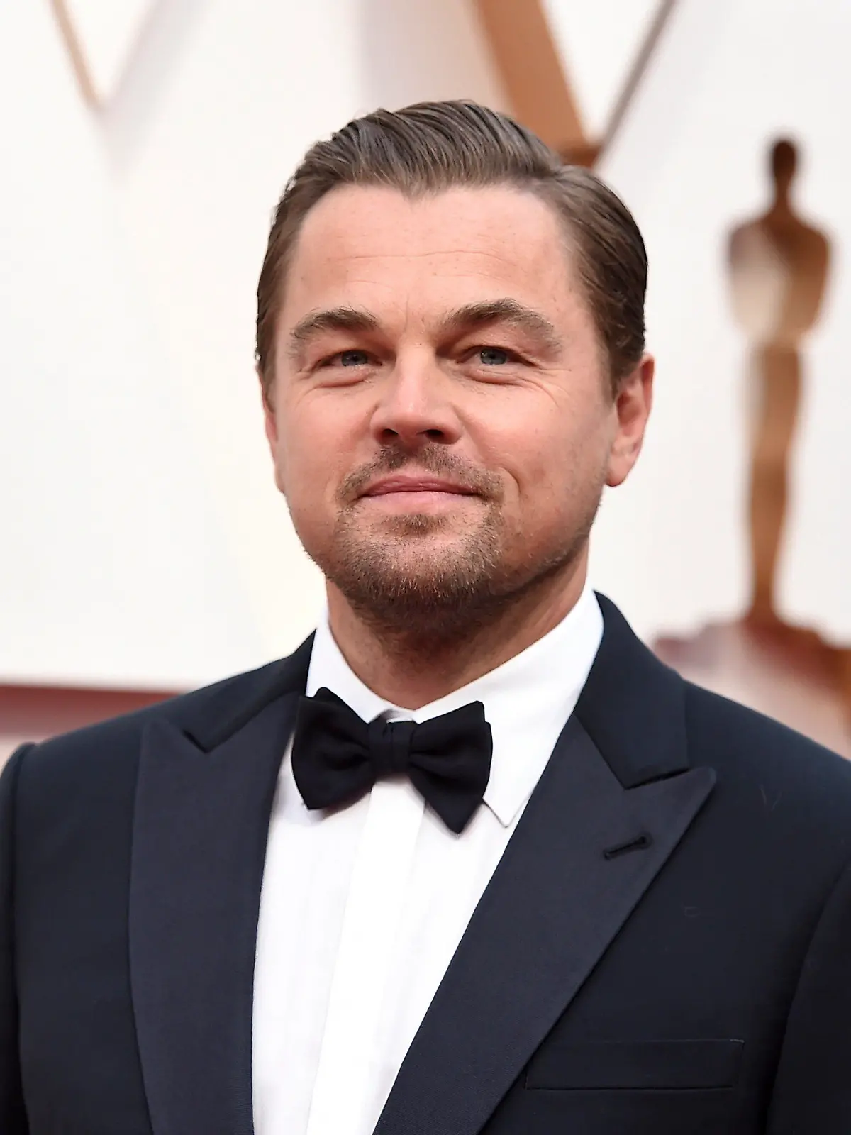 ARCHIV - 09.02.2020, USA, Los Angeles: Schauspieler Leonardo DiCaprio kommt zu der 92. Verleihung der Academy Awards in das Dolby Theatre. Oscar-Preisträger Leonardo DiCaprio (46, «The Revenant - Der Rückkehrer») könnte bald in der Rolle eines mörderischen Sektenanführers vor der Kamera stehen. Der Schauspieler verhandelt um die Hauptrolle in dem geplanten Drama um den US-Prediger Jim Jones, der 1978 im Dschungel des südamerikanischen Landes Guyana einen der größten Massensuizide auslöste. Foto: Jordan Strauss/Invision/AP/dpa +++ dpa-Bildfunk +++