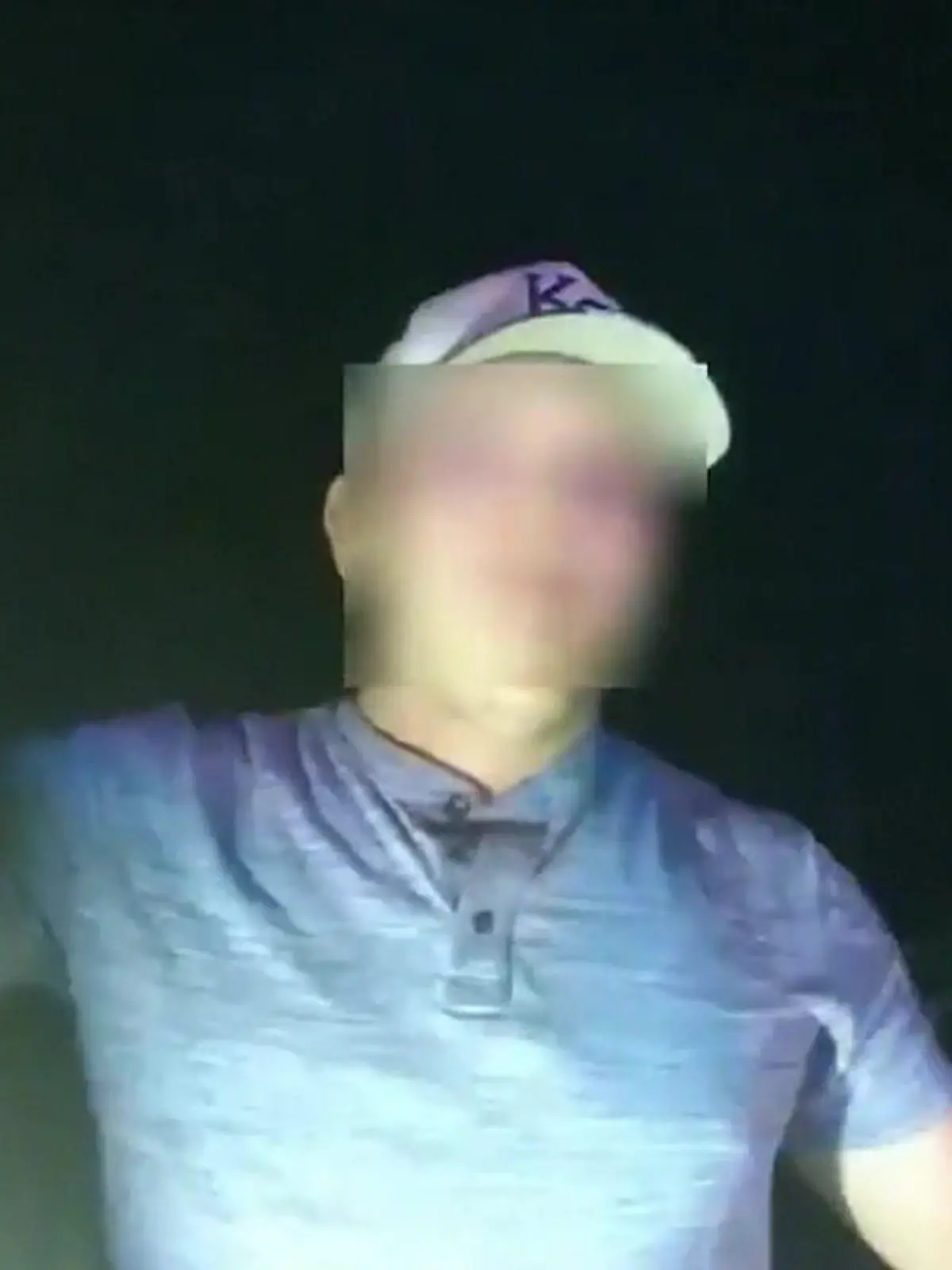 In Kansas hält ein Polizist einen Autofahrer an, weil der zu schnell unterwegs gewesen ist. Schnell wird klar, der Fahrer befindet sich in einer emotionalen Krise, spricht von privaten Herausforderungen und bittet den Cop schließlich, um eine Umarmung. Die herzergreifende Reaktion des Hilfssherrifs wird dabei von einer Bodyam aufgezeichnet.