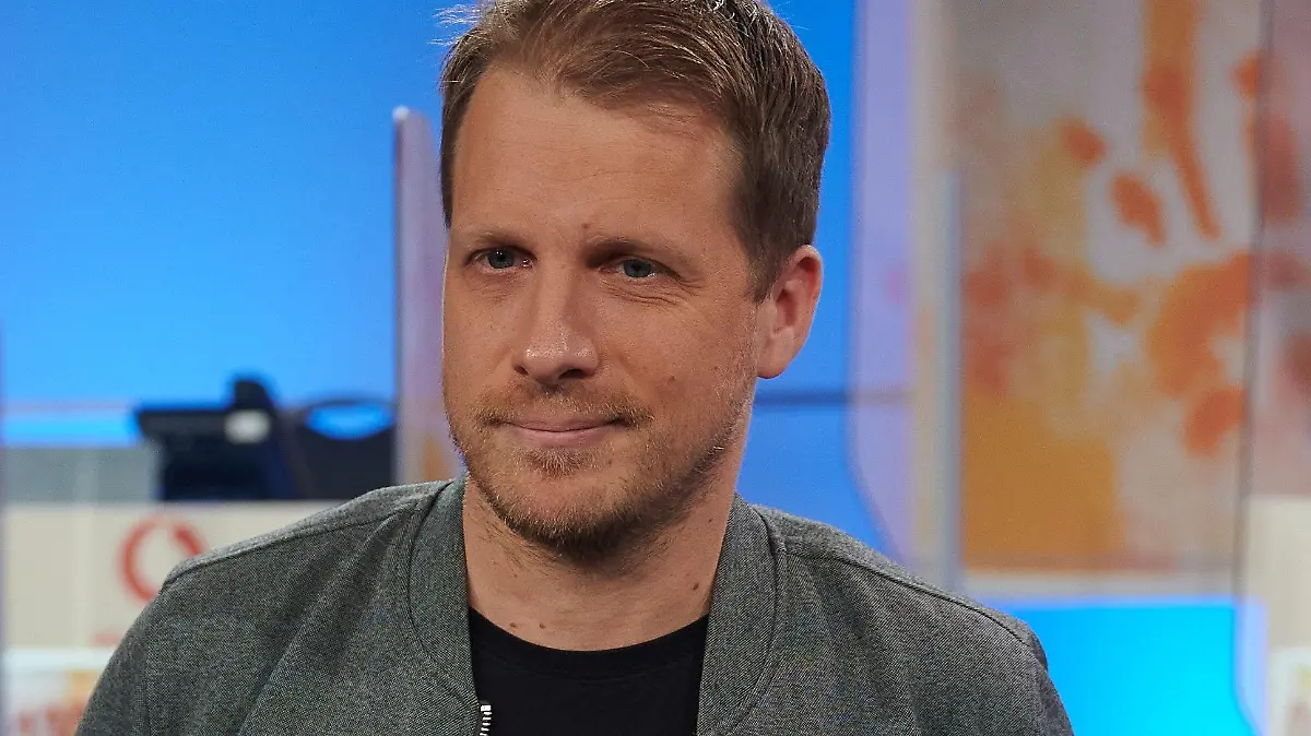 ARCHIV - 20.11.2020, Nordrhein-Westfalen, Hürth: Der Komiker Oliver Pocher steht beim 25. RTL Spendenmarathon im Studio. (zu dpa "Oliver Pochers Vater erholt sich von schwerem Schlaganfall") Foto: Henning Kaiser/dpa +++ dpa-Bildfunk +++