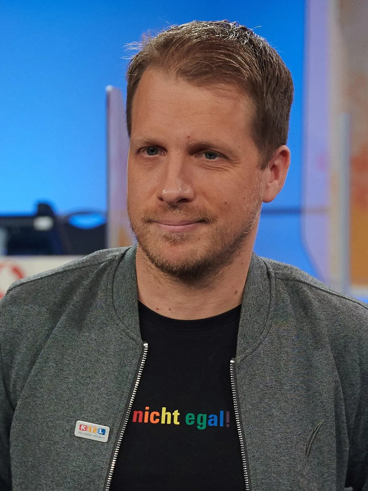 ARCHIV - 20.11.2020, Nordrhein-Westfalen, Hürth: Der Komiker Oliver Pocher steht beim 25. RTL Spendenmarathon im Studio. (zu dpa "Oliver Pochers Vater erholt sich von schwerem Schlaganfall") Foto: Henning Kaiser/dpa +++ dpa-Bildfunk +++