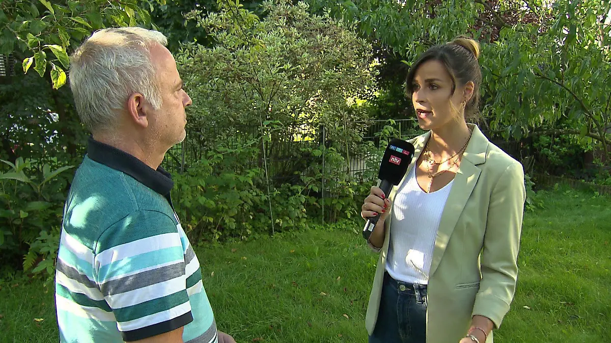 RTL-Reporterin Bella Christophel im Gespräch mit Virologen Dr. Martin Stürmer