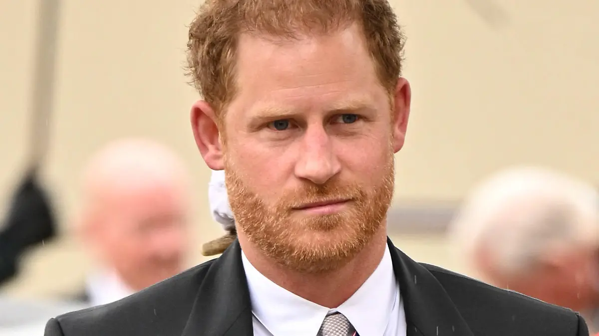 ARCHIV - 06.05.2023, Großbritannien, London: Prinz Harry kommt zur Krönungszeremonie von König Charles III. Wegen illegal gesammelter Informationen über sein Privatleben fordert Prinz Harry (38) eine hohe Zahlung vom Verlag der britischen Zeitung «Mirror». (zu dpa: «Harry fordert vor Gericht hohen Schadenersatz von «Mirror»-Verlag») Foto: Andy Stenning/Daily Mirror Pool via AP/dpa +++ dpa-Bildfunk +++