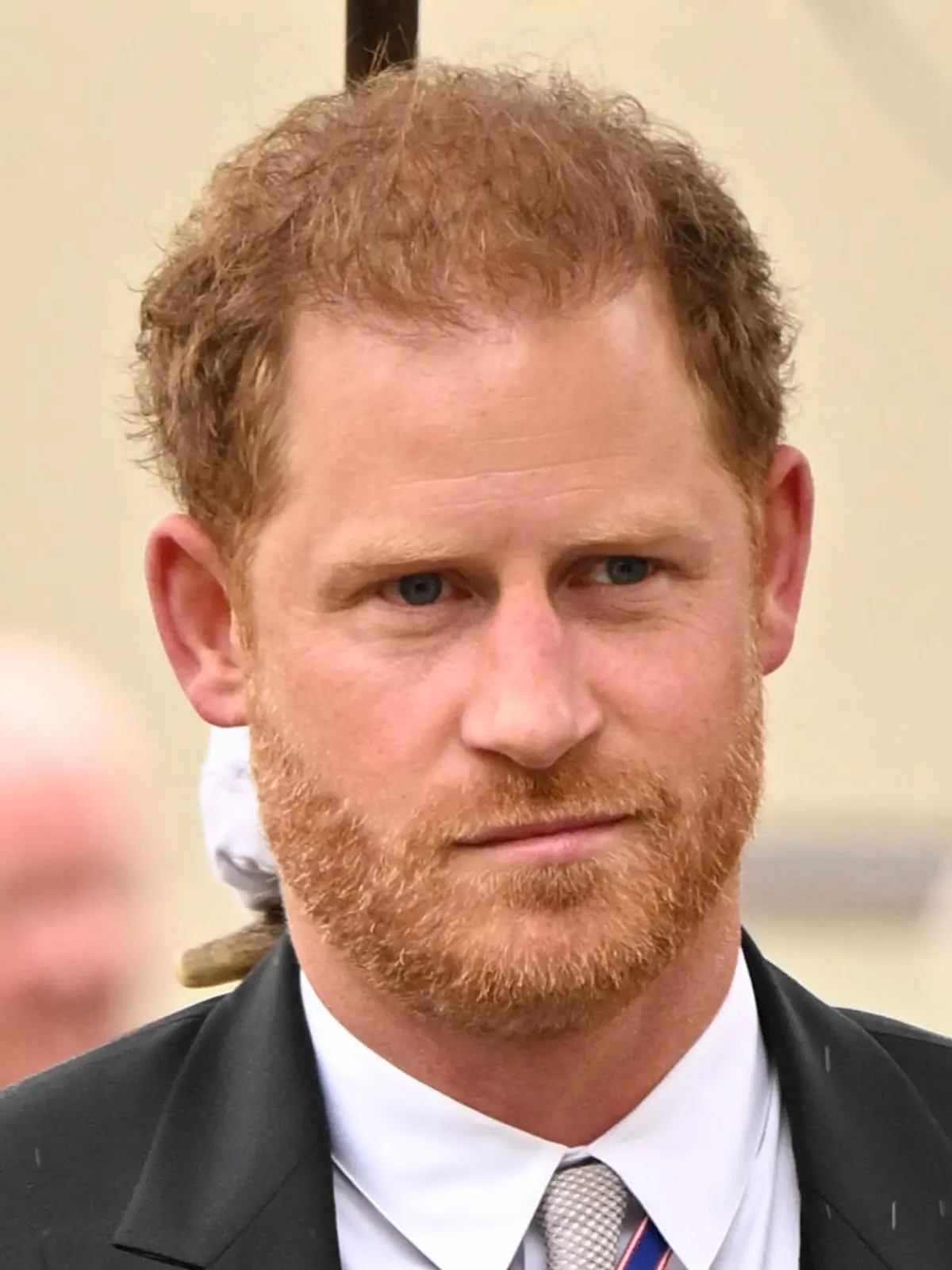 ARCHIV - 06.05.2023, Großbritannien, London: Prinz Harry kommt zur Krönungszeremonie von König Charles III. Wegen illegal gesammelter Informationen über sein Privatleben fordert Prinz Harry (38) eine hohe Zahlung vom Verlag der britischen Zeitung «Mirror». (zu dpa: «Harry fordert vor Gericht hohen Schadenersatz von «Mirror»-Verlag») Foto: Andy Stenning/Daily Mirror Pool via AP/dpa +++ dpa-Bildfunk +++