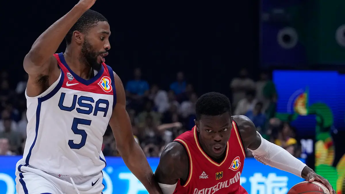 08.09.2023, Philippinen, Manila: Basketball, WM, USA - Deutschland, K.o.-Runde, Halbfinale: Dennis Schröder (r) aus Deutschland gegen Mikal Bridges aus den USA. Foto: Michael Conroy/AP/dpa +++ dpa-Bildfunk +++