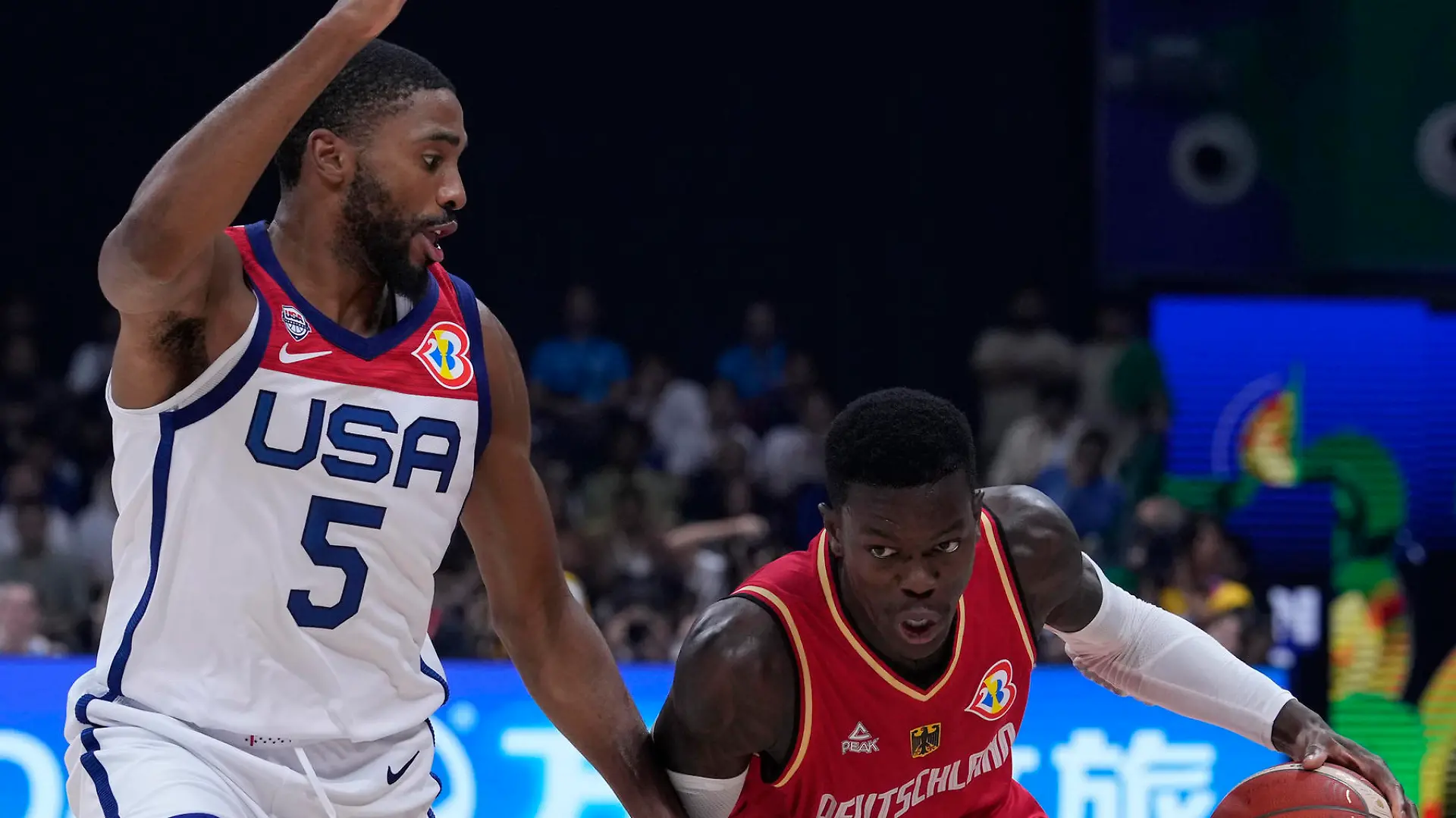 08.09.2023, Philippinen, Manila: Basketball, WM, USA - Deutschland, K.o.-Runde, Halbfinale: Dennis Schröder (r) aus Deutschland gegen Mikal Bridges aus den USA. Foto: Michael Conroy/AP/dpa +++ dpa-Bildfunk +++
