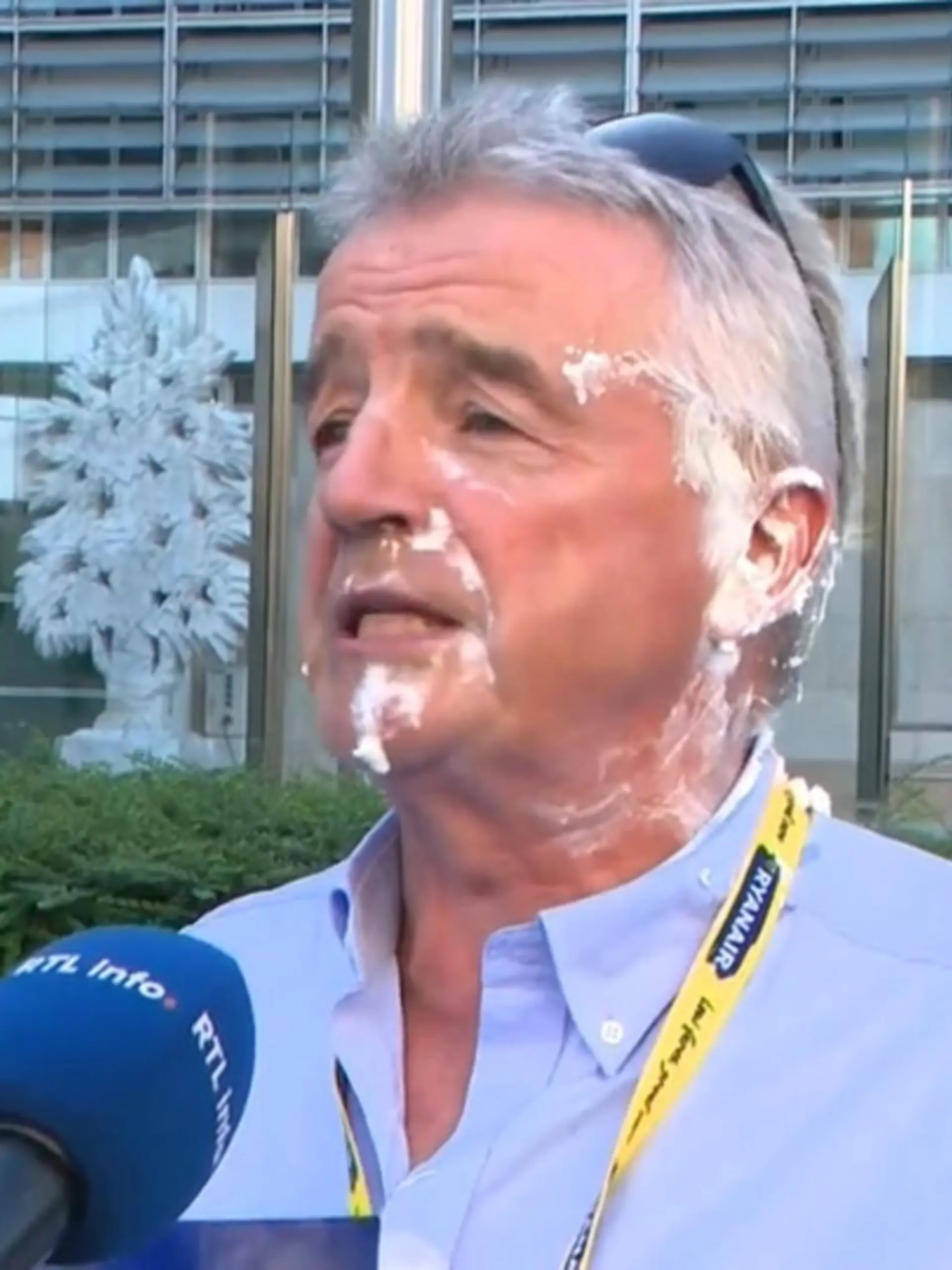 Das kam überraschend! Klima-Aktivisten haben Ryanair-Chef Michael O'Leary in Brüssel mit einer Sahnetorte attackiert. Der Billigflieger-Boss kontert den saftigen Angriff aber mit Humor. 

„Stoppt die Umweltverschmutzung“, ruft die schwarz gekleidete Demonstrantin, kurz nach dem Tortenangriff. Doch damit nicht genug: Ein zweiter Aktivist verpasste dem Iren einen weiteren Kuchen von hinten an den Kopf. 
Doch der Ryanair-Chef kontert vor den anwesenden Journalisten: „Ich liebe Sahnekuchen, den mag ich am liebsten.“ Und dann legt er mit Sahne im Gesicht noch einmal nach: „leckerer Kuchen“. Sein Unternehmen nutzt den Vorfall auf der Plattform X direkt für PR: „Anstatt Sahnetorten zu kaufen, hätten sie für den gleichen Preis einen Flug aus Belgien kaufen können“, heißt es von Ryanair spitz.