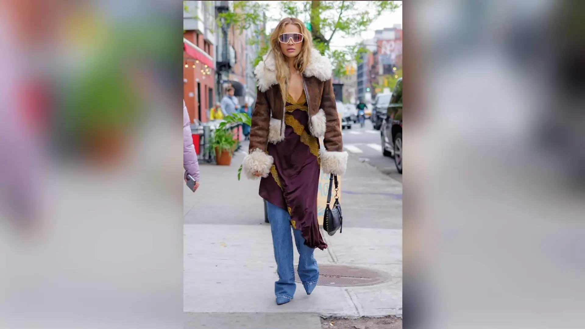 Rita Ora trägt ein Kleid kombiniert mit Bootcut-Jeans
