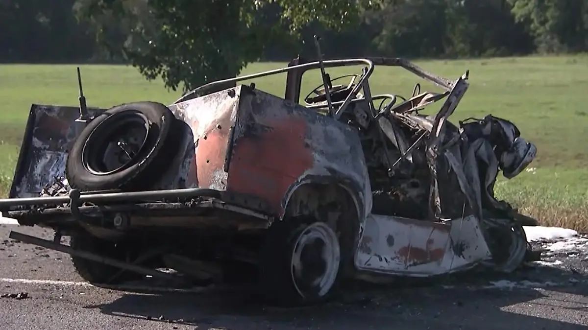 Nach dem Crash ging der Trabant in Flammen auf.