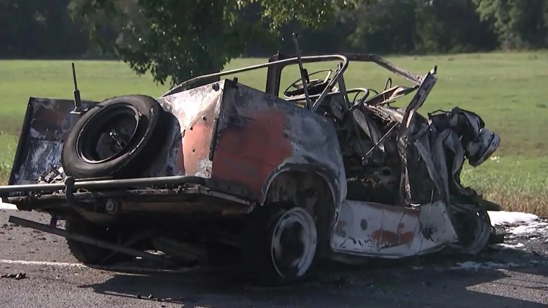 Nach dem Crash ging der Trabant in Flammen auf.