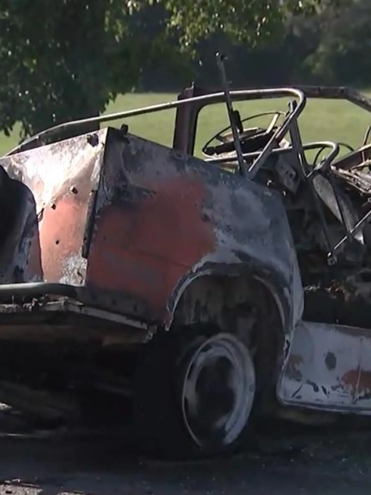 Nach dem Crash ging der Trabant in Flammen auf.