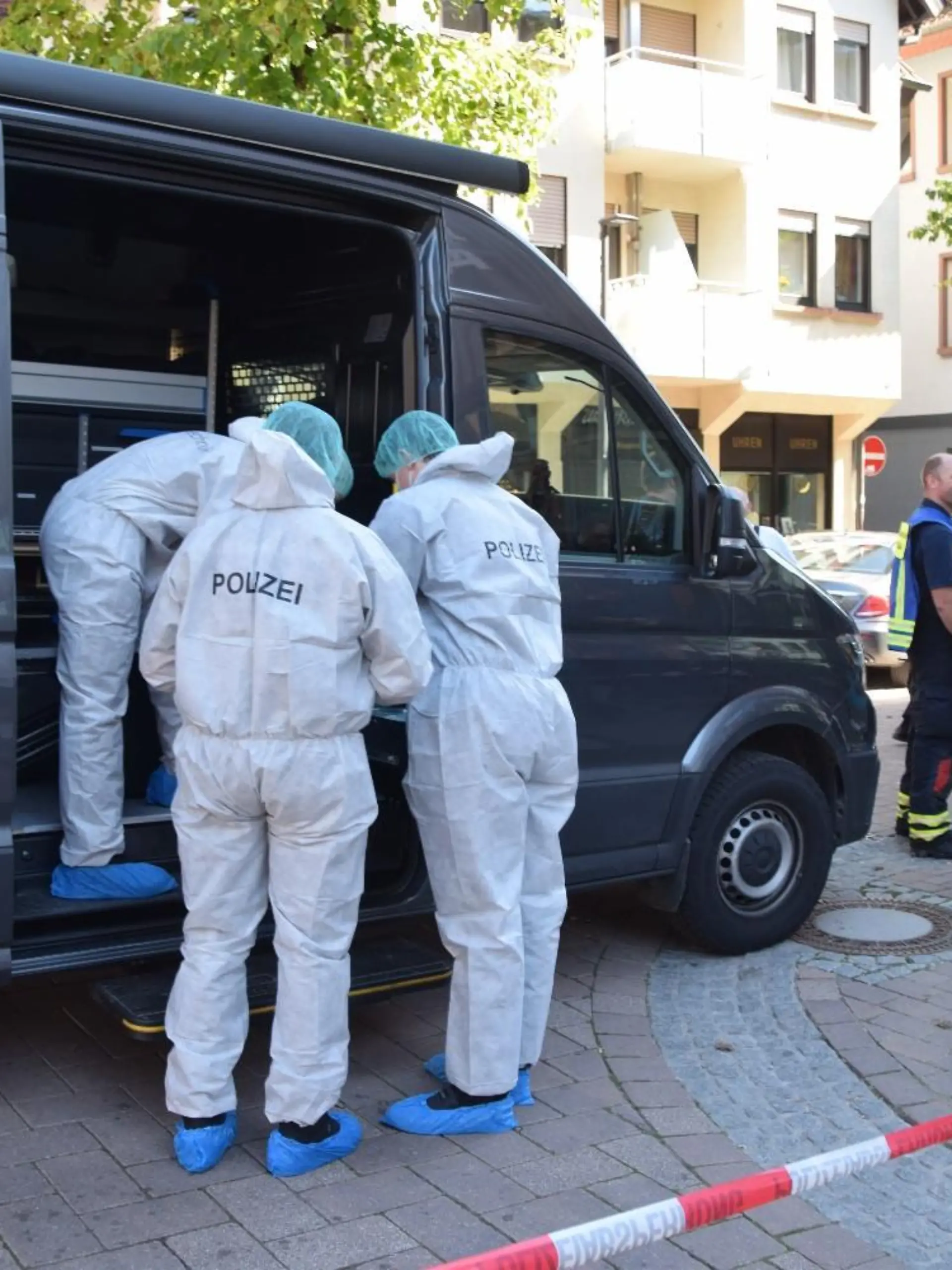08.09.2023, Baden-Württemberg, Wiesloch: Die Spurensicherung in Wiesloch.
Eine Frau ist am Freitag in Wiesloch (Rhein-Neckar-Kreis) mit einem Messer niedergestochen worden. Ein Tatverdächtiger wurde festgenommen. Der Mann und die Frau standen nach ersten Erkenntnissen in keiner Vorbeziehung zueinander, wie eine Polizeisprecherin sagte.(zu dpa/lsw: Wiesloch: Frau mit Messer niedergestochen) Foto: -/Rene Priebe/dpa +++ dpa-Bildfunk +++