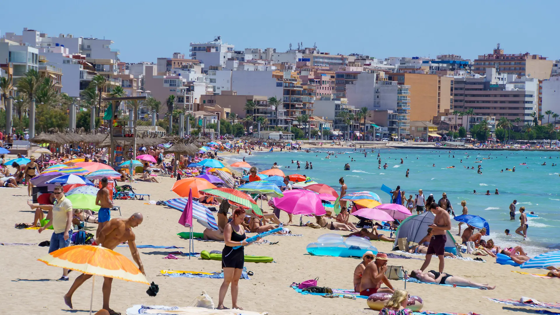 Playa de Palma auf Mallorca im zweiten Jahr der Corona-Pandemie Hochsaison Sommer 2021 -Playa de Palma auf Mallorca im zweiten Jahr der Corona-Pandemie Hochsaison Sommer 2021 -, Mallorca Balearische Inseln Spanien Playa de Palma *** Playa de Palma in Mallorca in the second year of Corona pandemic high season summer 2021 Playa de Palma in Mallorca in the second year of Corona pandemic high season summer 2021 , Mallorca Balearic Islands Spain Playa de Palma