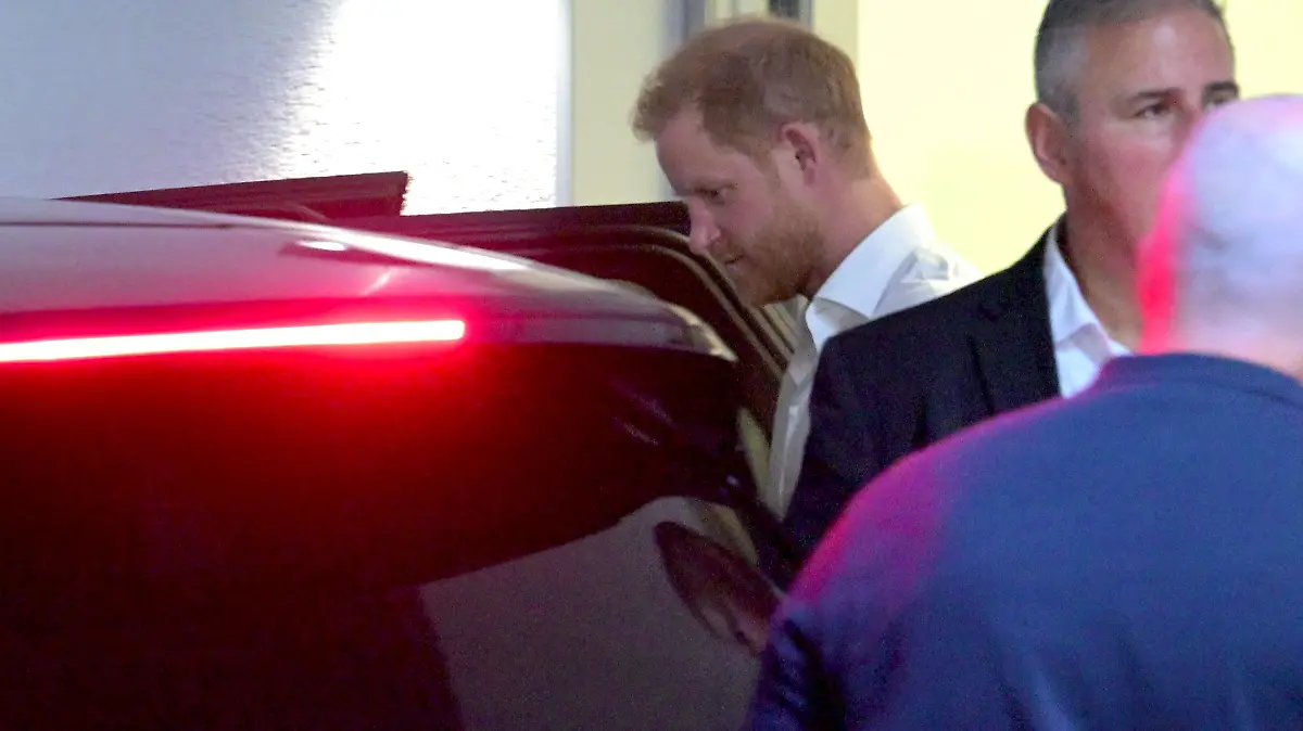 08.09.2023, Nordrhein-Westfalen, Düsseldorf: Prinz Harry (l) kommt am Flughafen Düsseldorf an. Der Sohn des britischen Königs Charles III. will am Samstag in der nordrhein-westfälischen Landeshauptstadt die von ihm begründeten Invictus Games für kriegsversehrte Soldatinnen und Soldaten eröffnen. Foto: Henning Kaiser/dpa +++ dpa-Bildfunk +++