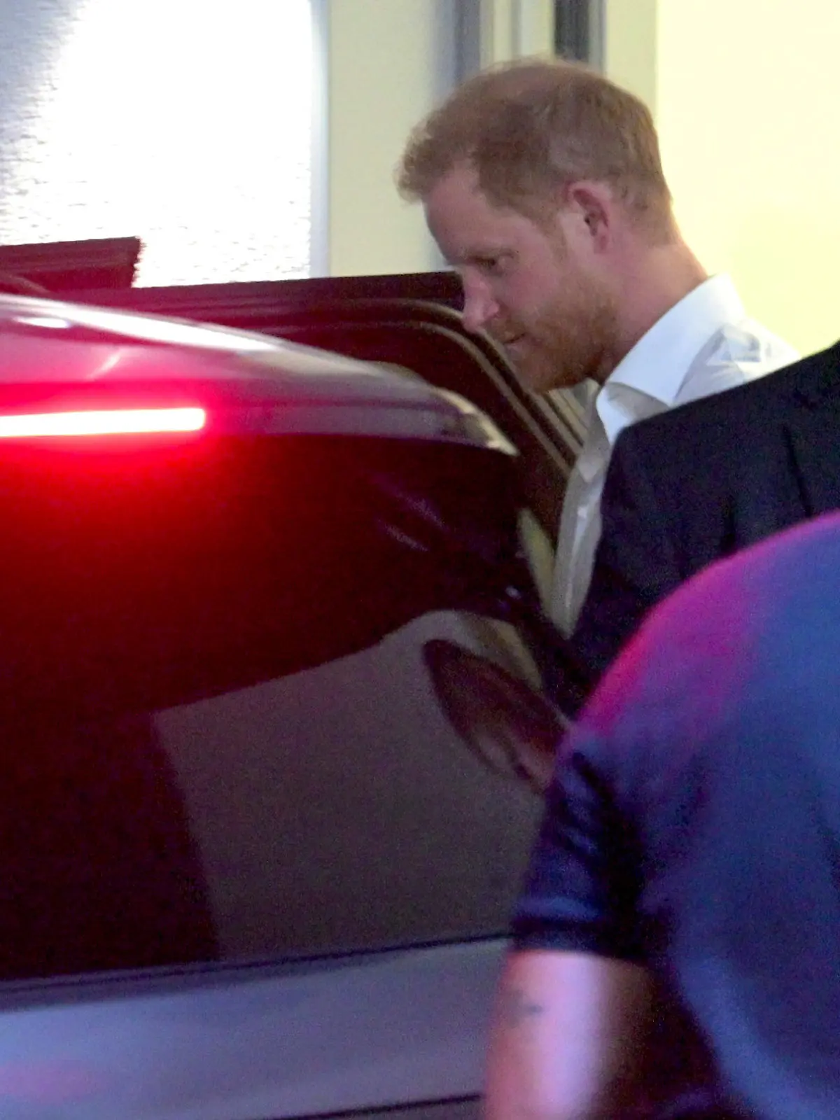 08.09.2023, Nordrhein-Westfalen, Düsseldorf: Prinz Harry (l) kommt am Flughafen Düsseldorf an. Der Sohn des britischen Königs Charles III. will am Samstag in der nordrhein-westfälischen Landeshauptstadt die von ihm begründeten Invictus Games für kriegsversehrte Soldatinnen und Soldaten eröffnen. Foto: Henning Kaiser/dpa +++ dpa-Bildfunk +++