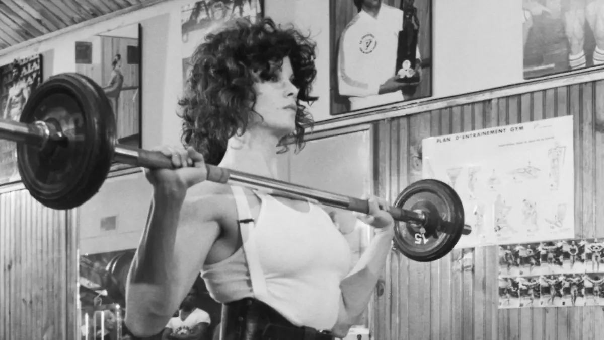 Lisa Lyon, bodybuildeuse américaine, lors d'une séance d'entrainement à Paris le 30 avril 1980, France (Photo by Jean-Louis URLI/Gamma-Rapho via Getty Images)