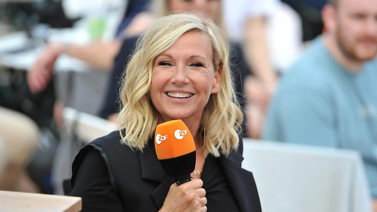 ZDF - Fernsehgarten. Moderatorin Andrea Kiwi Kiewel während der ZDF - Unterhaltungsshow Fernsehgarten am 03.09.2023 in Mainz. 20230903MWI100112 *** ZDF Fernsehgarten host Andrea Kiwi Kiewel during the ZDF entertainment show Fernsehgarten on 03 09 2023 in Mainz 20230903MWI100112
