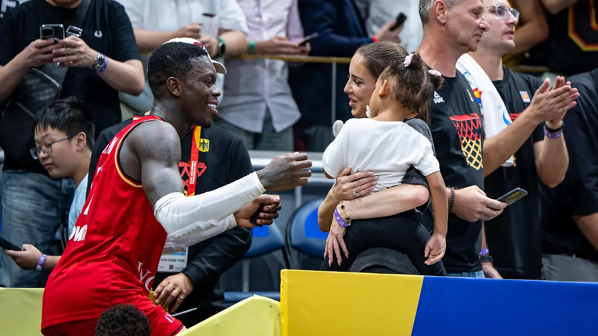 Basketball Manila Pasay 08.09.2023 FIBA Basketball World Cup 2023 Weltmeisterschaft der Männer Halbfinale Vereinigte Staaten von Amerika USA - Deutschland GER Deutschland gewinnt mit 113 - 111 und zieht ins Finale der WM ein Jubel nach dem Spiel Dennis Schröder / Schroeder Deutschland, No.17 Schröder Schroder mit Ehefrau Ellen Schröder und Tochter Imalia Aaliyah *** Basketball Manila Pasay 08 09 2023 FIBA Basketball World Cup 2023 Mens World Cup Semifinals United States of America USA Germany GER Germany wins 113 111 to advance to the final of the World Cup Cheering after the game Dennis Schröder Schroeder Germany, No 17 Schröder Schroder with wife Ellen Schröder and daughter Imalia Aaliyah