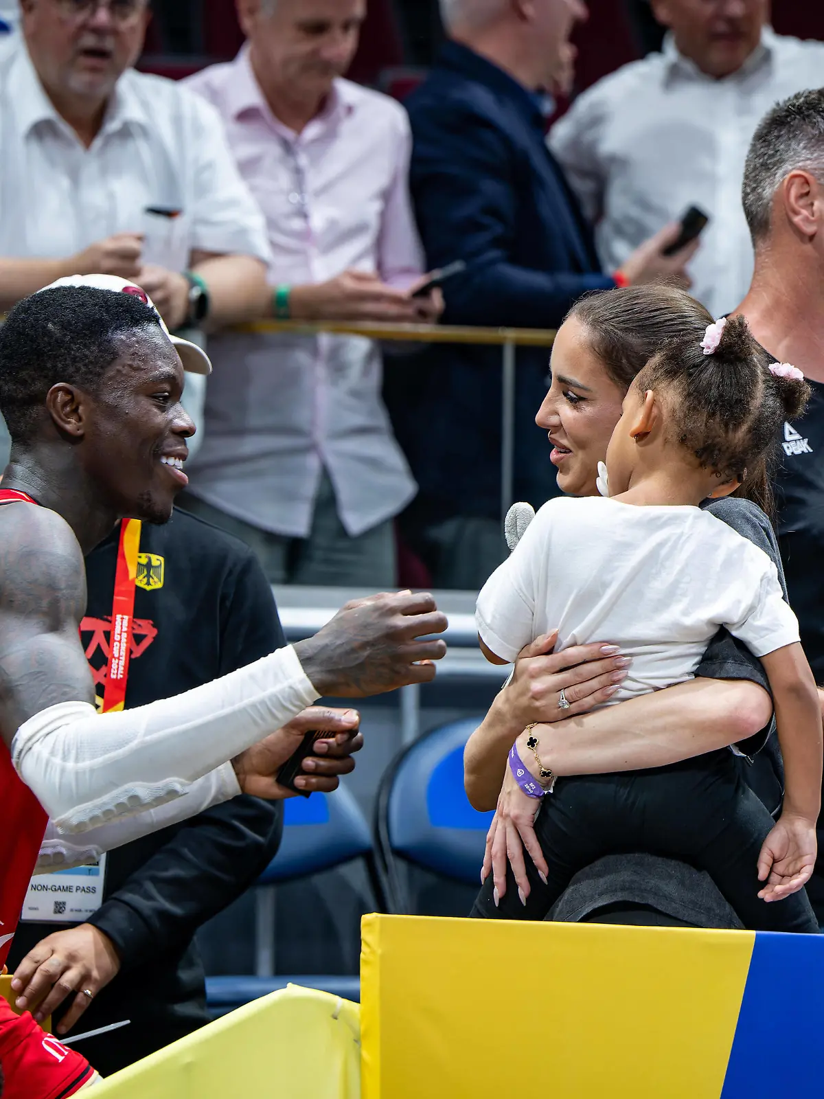 Basketball Manila Pasay 08.09.2023 FIBA Basketball World Cup 2023 Weltmeisterschaft der Männer Halbfinale Vereinigte Staaten von Amerika USA - Deutschland GER Deutschland gewinnt mit 113 - 111 und zieht ins Finale der WM ein Jubel nach dem Spiel Dennis Schröder / Schroeder Deutschland, No.17 Schröder Schroder mit Ehefrau Ellen Schröder und Tochter Imalia Aaliyah *** Basketball Manila Pasay 08 09 2023 FIBA Basketball World Cup 2023 Mens World Cup Semifinals United States of America USA Germany GER Germany wins 113 111 to advance to the final of the World Cup Cheering after the game Dennis Schröder Schroeder Germany, No 17 Schröder Schroder with wife Ellen Schröder and daughter Imalia Aaliyah