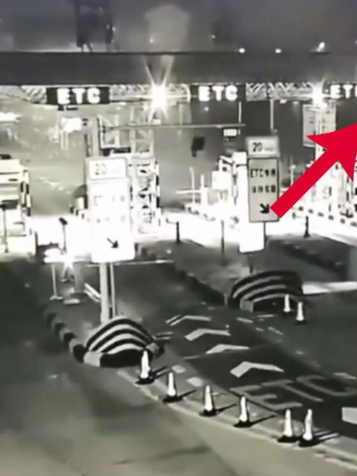 In China raste ein Auto offensichtlich ungebremst in eine Mautstation und wird nach dem Aufprall mehrere Meter hoch in die Luft katapultiert.