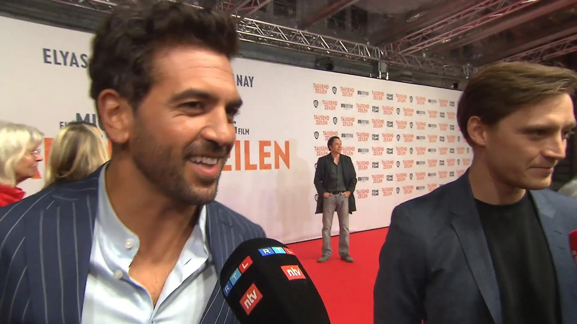 Hier zeigt uns Elyas M'Barek seinen Ehering Unter der Haube