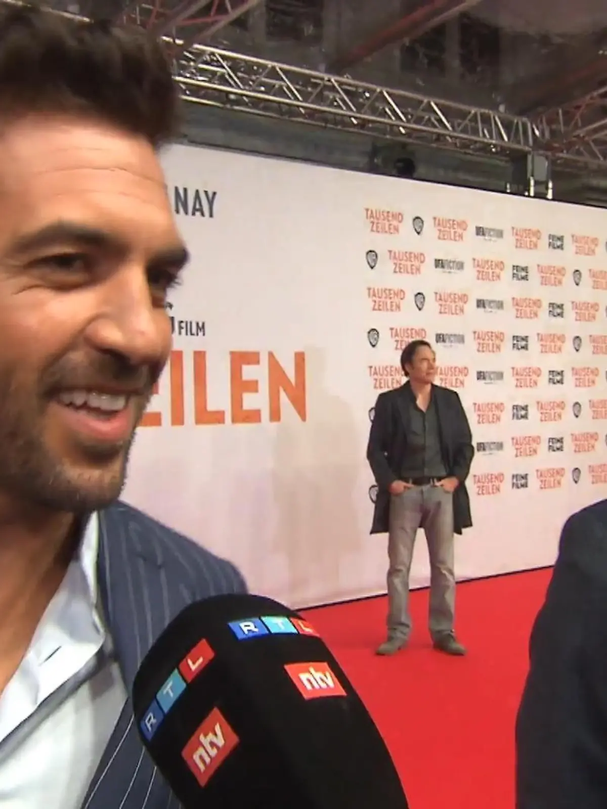Bild zu: "Hier zeigt uns Elyas M'Barek seinen Ehering"
