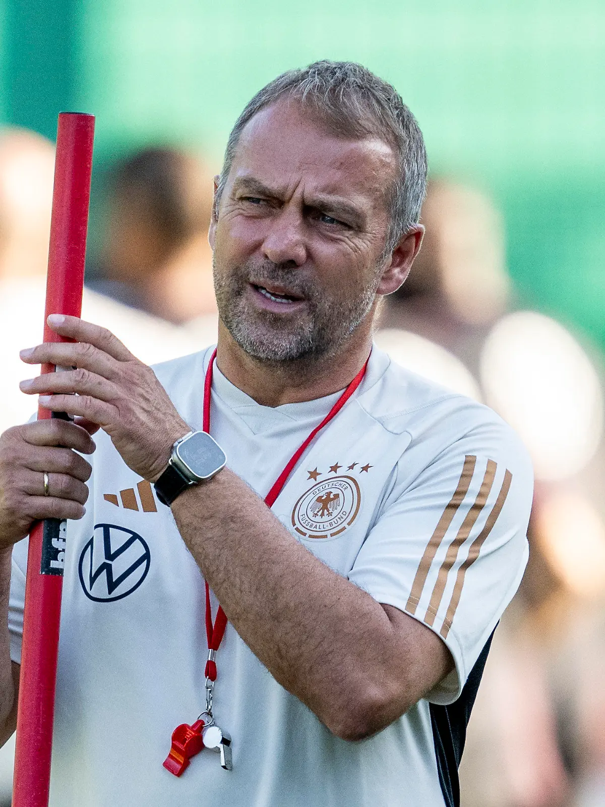 08.09.2023, Niedersachsen, Wolfsburg: Fußball: Nationalmannschaft, Abschlusstraining vor dem Länderspiel gegen Japan. Bundestrainer Hansi Flick hält eine Stange. Foto: David Inderlied/dpa +++ dpa-Bildfunk +++