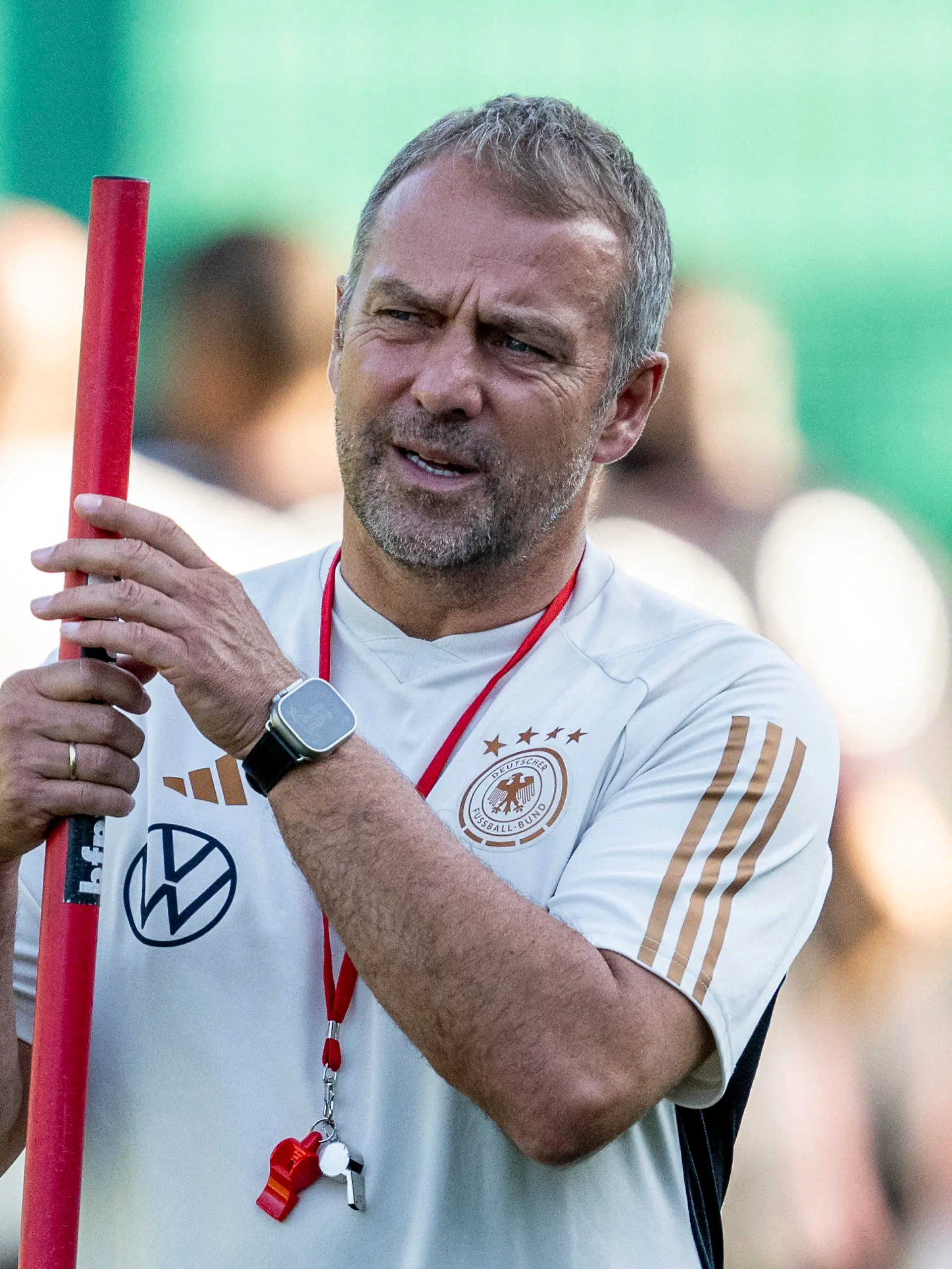 08.09.2023, Niedersachsen, Wolfsburg: Fußball: Nationalmannschaft, Abschlusstraining vor dem Länderspiel gegen Japan. Bundestrainer Hansi Flick hält eine Stange. Foto: David Inderlied/dpa +++ dpa-Bildfunk +++