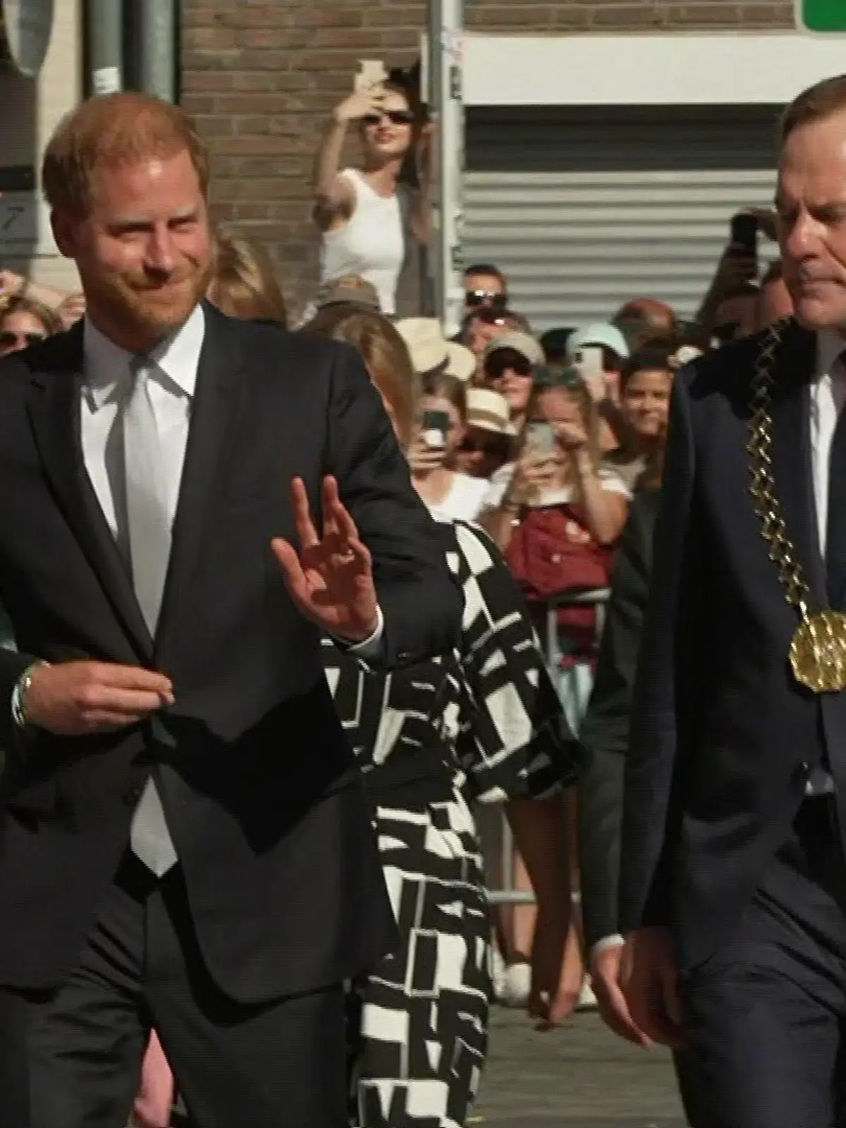 Prinz Harry kommt am Düsseldorfer Rathaus an.