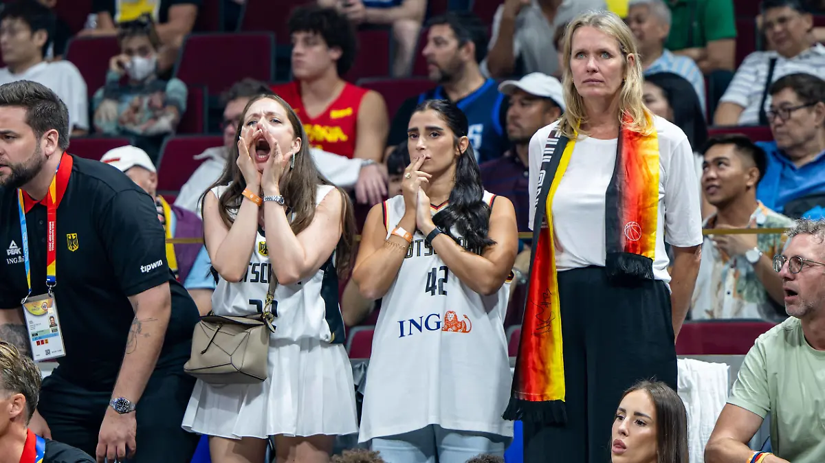 Basketball Manila Pasay 06.09.2023 FIBA Basketball World Cup 2023 Weltmeisterschaft der Männer Viertelfinale Deutschland GER - Lettland LAT Johannes Thiemanns Ehefrau Marie 2.v.li. Andreas Obst Deutschland, No.42 Freundin Ines mi. Mutter und Vater von Franz Wagner Deutschland, No.09 und Moritz Wagner Deutschland, No.13 *** Basketball Manila Pasay 06 09 2023 FIBA Basketball World Cup 2023 Mens World Cup Quarterfinals Germany GER Latvia LAT Johannes Thiemanns wife Marie 2 v li Andreas Obst Germany, No 42 girlfriend Ines mi mother and father of Franz Wagner Germany, No 09 and Moritz Wagner Germany, No 13