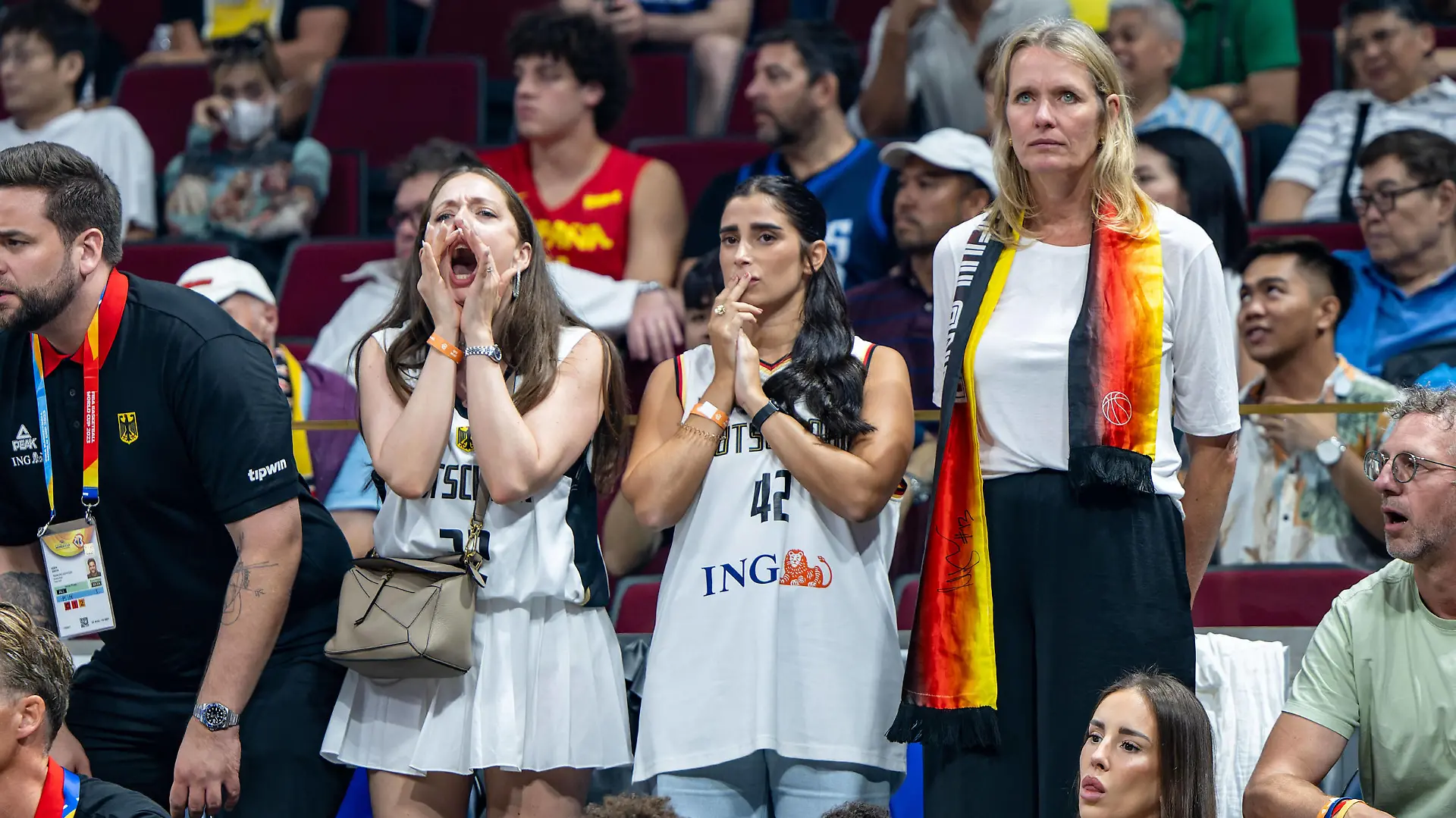 Basketball Manila Pasay 06.09.2023 FIBA Basketball World Cup 2023 Weltmeisterschaft der Männer Viertelfinale Deutschland GER - Lettland LAT Johannes Thiemanns Ehefrau Marie 2.v.li. Andreas Obst Deutschland, No.42 Freundin Ines mi. Mutter und Vater von Franz Wagner Deutschland, No.09 und Moritz Wagner Deutschland, No.13 *** Basketball Manila Pasay 06 09 2023 FIBA Basketball World Cup 2023 Mens World Cup Quarterfinals Germany GER Latvia LAT Johannes Thiemanns wife Marie 2 v li Andreas Obst Germany, No 42 girlfriend Ines mi mother and father of Franz Wagner Germany, No 09 and Moritz Wagner Germany, No 13