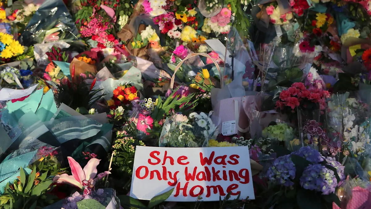 14.03.2021, Großbritannien, London: Blumen werden am Musikpavillon im Stadtteil Clapham Common zum Gedenken an Sarah E. niedergelegt. Trotz Warnungen vor rechtlichen Konsequenzen haben sich am Samstagabend Hunderte Menschen in einem Park im Süden Londons versammelt, um der mutmaßlich von einem Mann entführten und ermordeten Sarah E. zu gedenken. Der Fall hatte zu einem landesweiten Aufschrei gegen Belästigungen und Gewalt an Frauen geführt. Foto: Tony Hicks/AP/dpa +++ dpa-Bildfunk +++