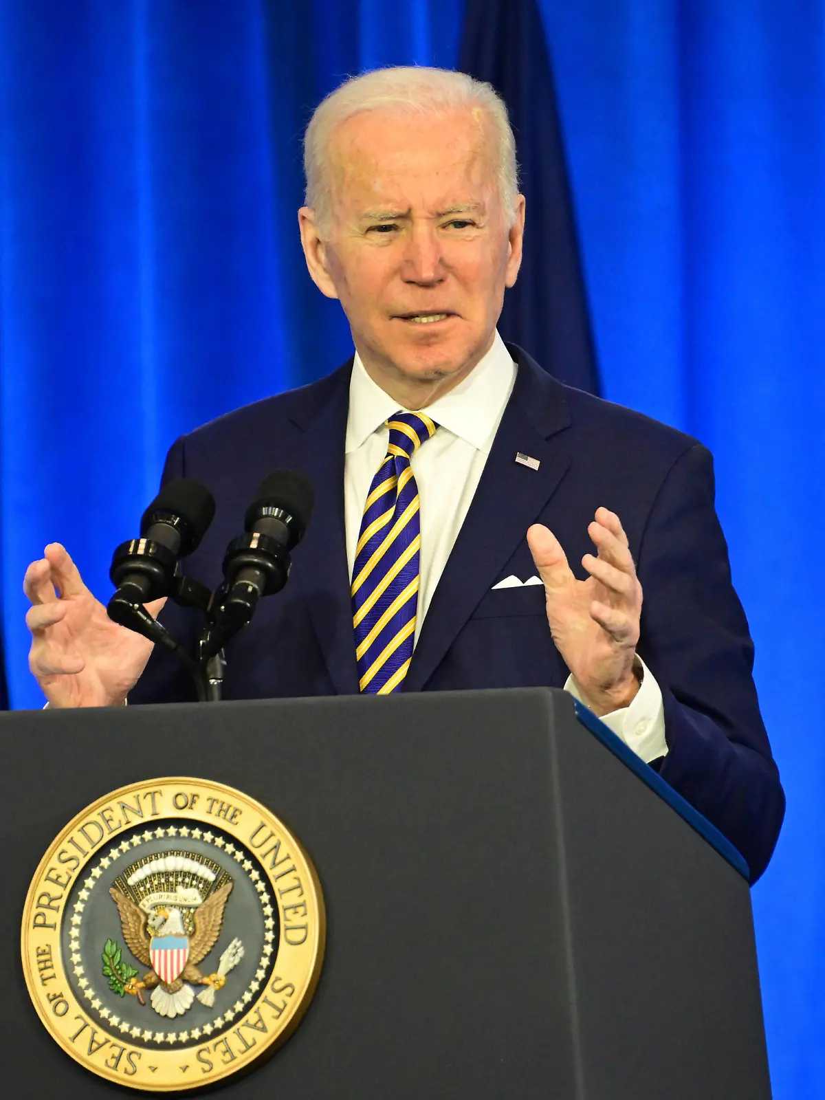  United States President Joe Biden delivers remarks highlighting the Biden-Harris Administrations work to lower health care costs, including prescription drug costs, for American families at the Germanna Community College Daniel Technology Center in Culpepper, Virginia on Thursday, February 10, 2022. PUBLICATIONxNOTxINxUSA Copyright: xRonxSachsx/xCNPx/MediaPunchx