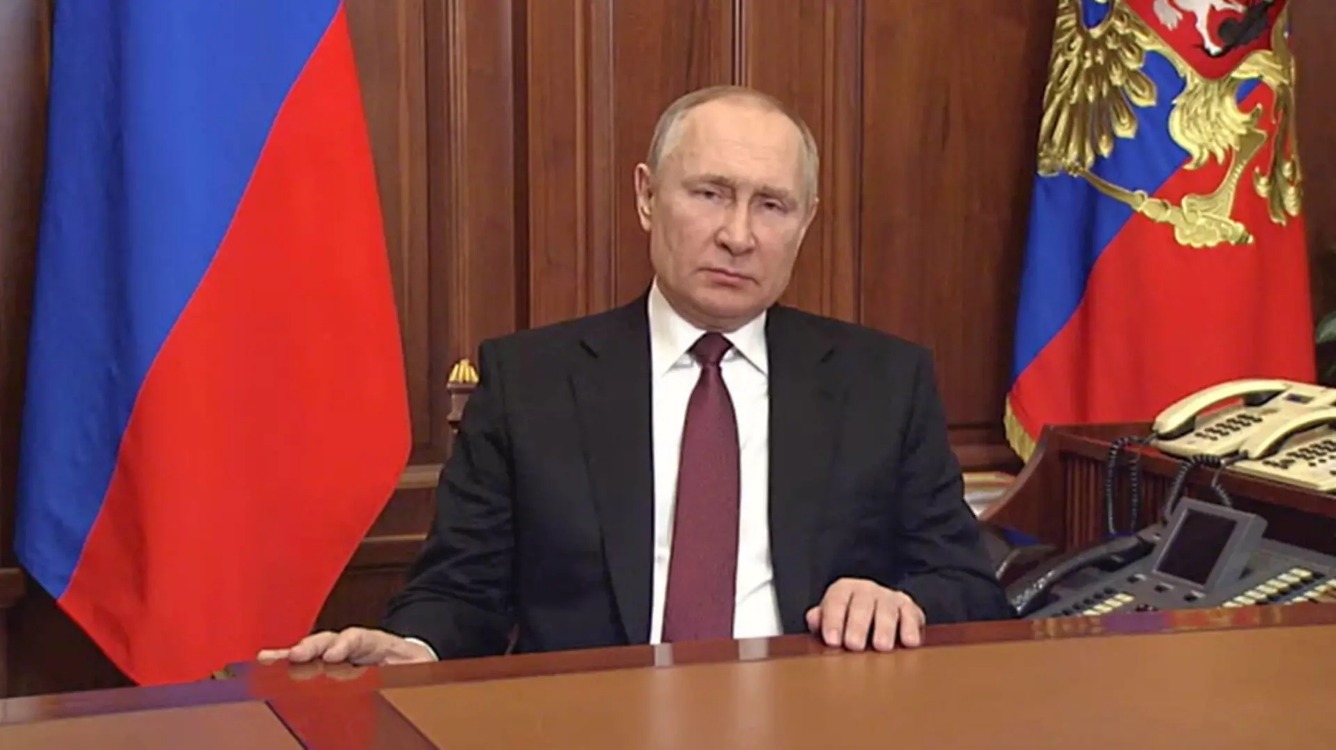News Bilder des Tages MOSCOW, RUSSIA  FEBRUARY 24, 2022: Russia s President Vladimir Putin delivers an address to announce a special military operation in Donbass. Amid the escalating conflict in east Ukraine, on February 18, 2022, the heads of the Donetsk and Lugansk People s Republics announced a mass evacuation of civilians to Russia. On February 19, 2022, they ordered general mobilization. On February 21, 2022, the heads of the Lugansk and Donetsk People s Republics asked Russia s President Vladimir Putin to recognise the republics independence. Putin signed decrees recognising independence of the Lugansk and Donetsk People s Republics and signed treaties of friendship, cooperation and mutual assistance with the republics leaders. Best quality available. PUBLICATIONxINxGERxAUTxONLY TS12524C